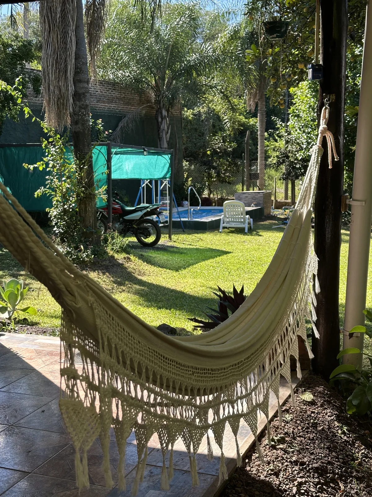 Hamaca paraguaya con vista al jardín y la pileta de Cactus I