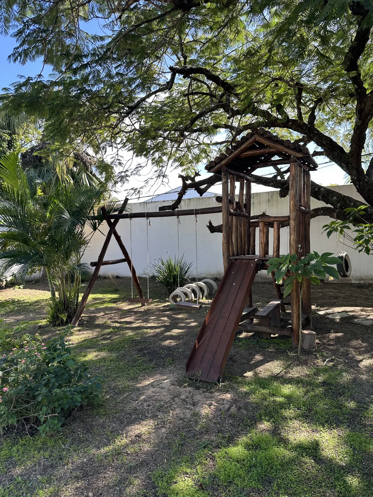 Juegos para niños en el jardín de Cabaña Cactus II