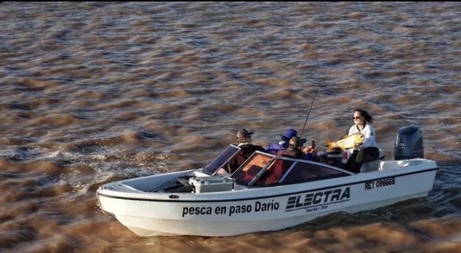 Lancha durante una salida de pesca guiada en el río Paraná