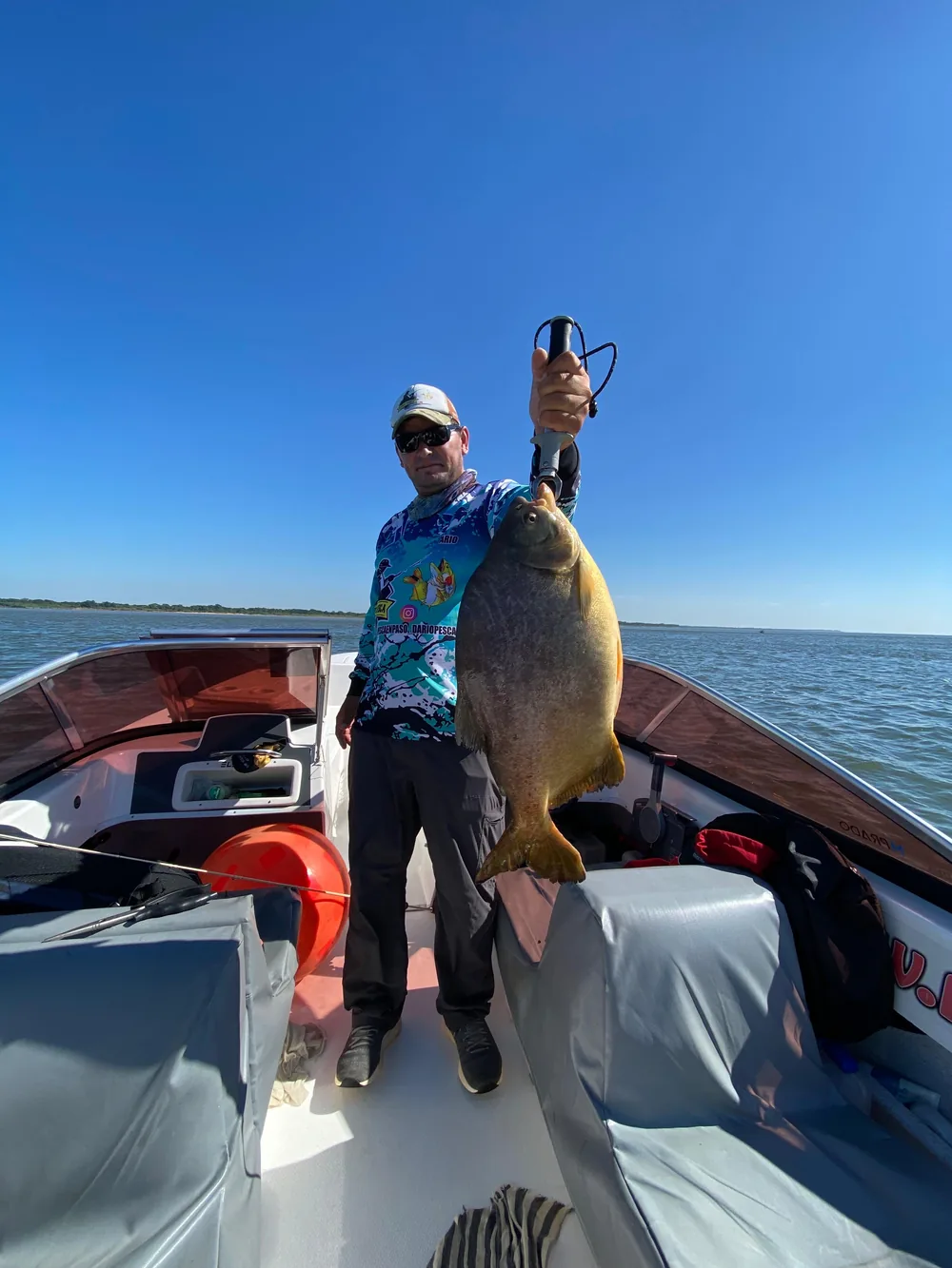 Guía de pesca mostrando una captura